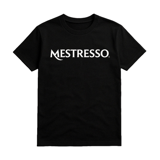 ¿No existes hasta el tercer café? La camiseta Mestresso de El Perro Sánchez es para ti. Diseño original con humor, algodón premium. Envío rápido a toda España.